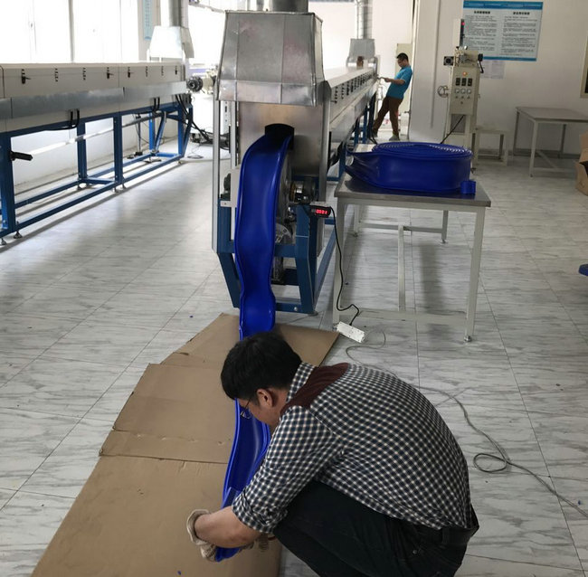 豪门国际成功研制史上最大规格特殊颜色卡扣绝缘护套管！