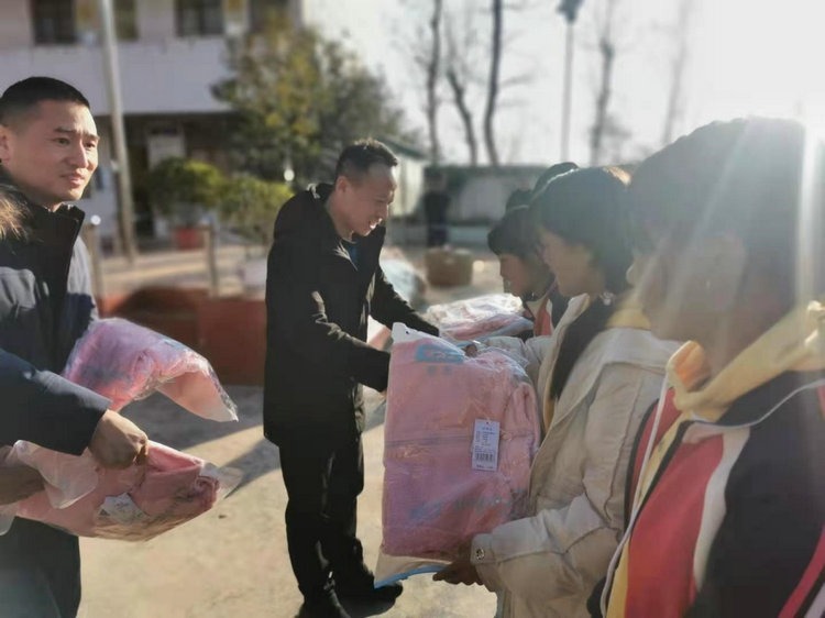 爱心棉衣 温暖在行动-----豪门国际为山里的孩子添件御寒棉衣